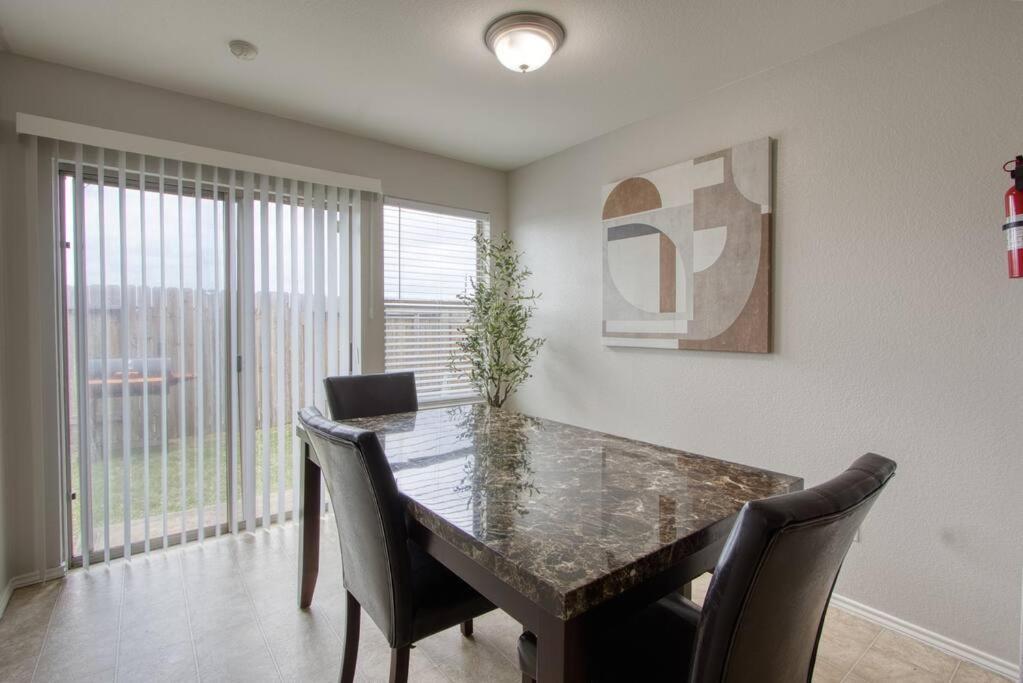 Stylish, Cozy And Centrally Located Oasis. Holiday home Houston
