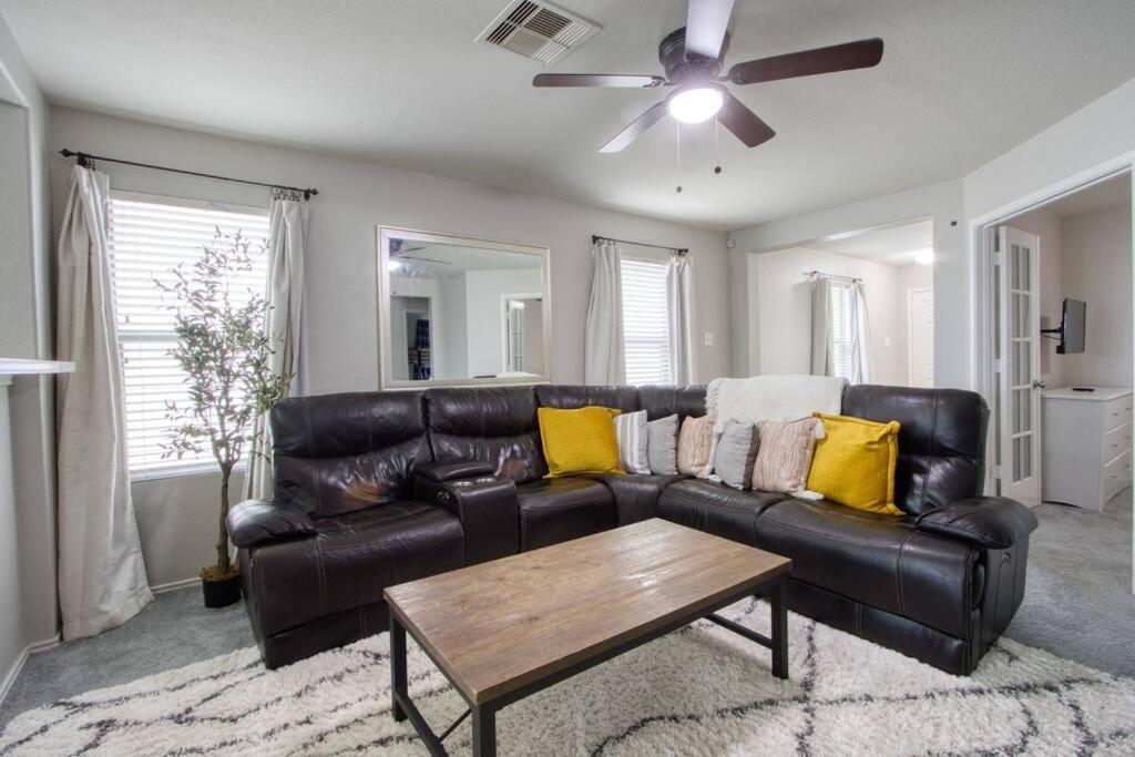 Stylish, Cozy And Centrally Located Oasis. Houston