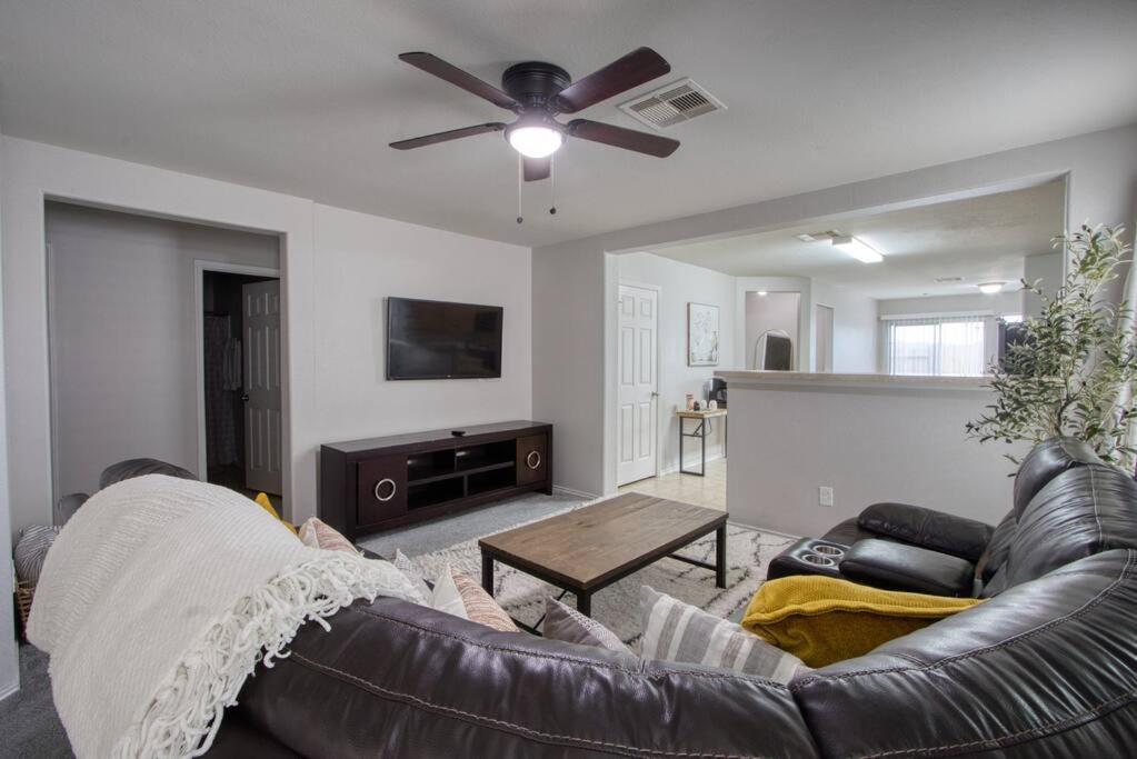 Stylish, Cozy And Centrally Located Oasis. Holiday home Houston