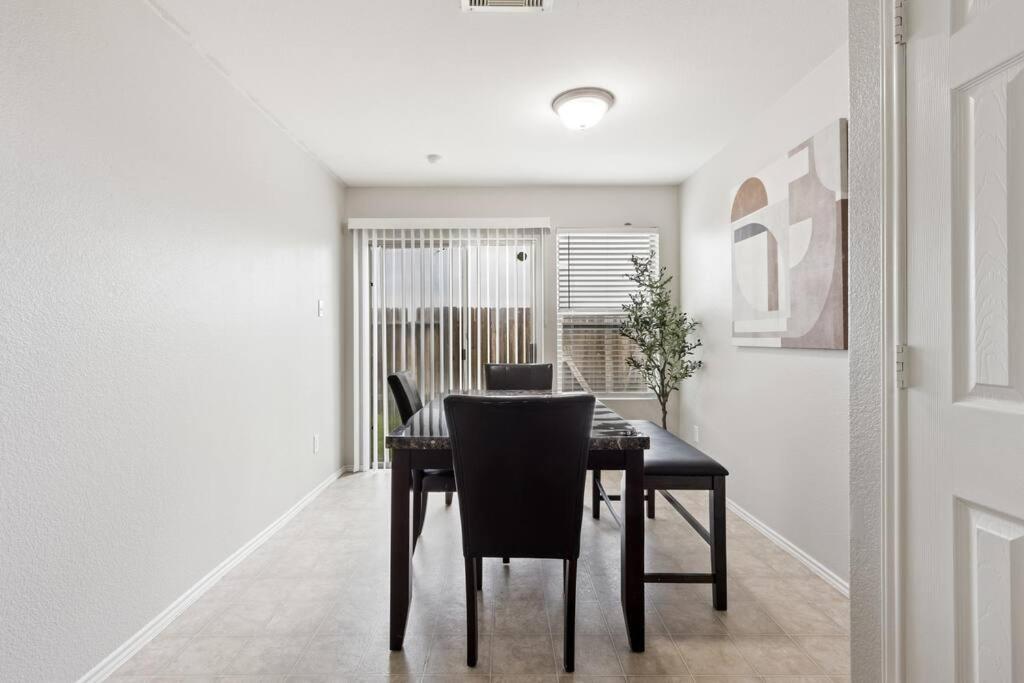 Stylish, Cozy And Centrally Located Oasis. Houston