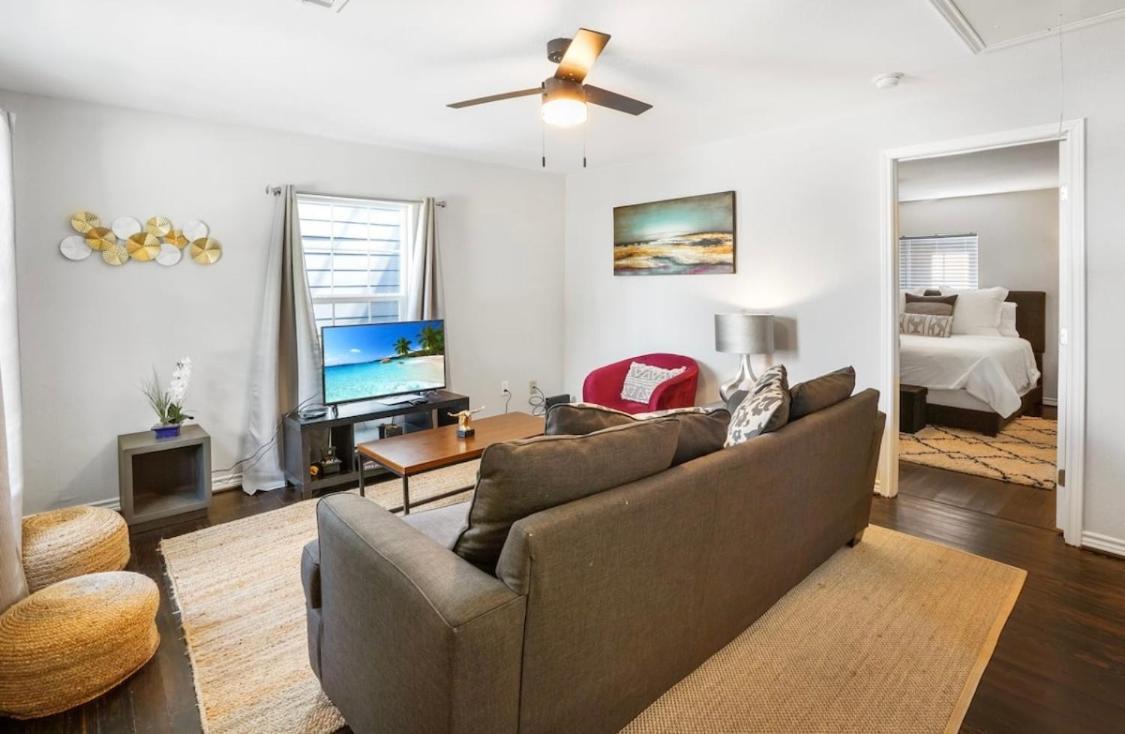 Cozy Heights 2 Bd Bungalow, Walkable Holiday home Houston