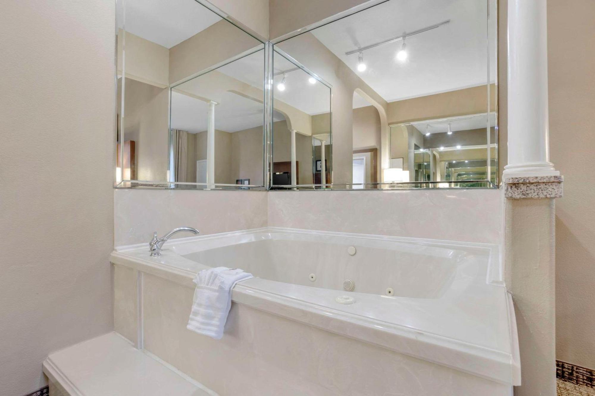 Hotel Comfort Nw - Vintage Park 3*