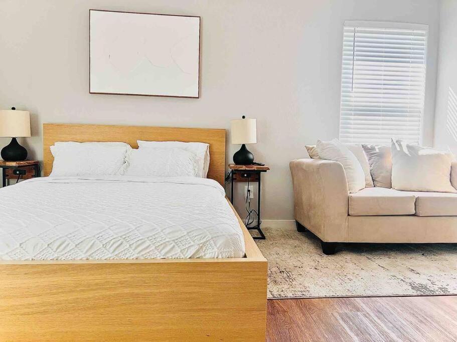 Holiday home 3 Bedroom Luxury Near Downtown *
