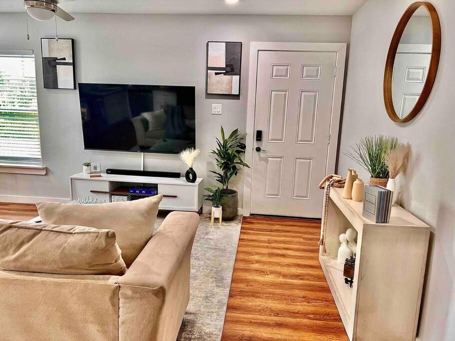 Holiday home 3 Bedroom Luxury Near Downtown *