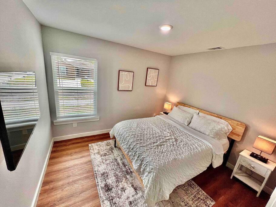 Holiday home 3 Bedroom Luxury Near Downtown *