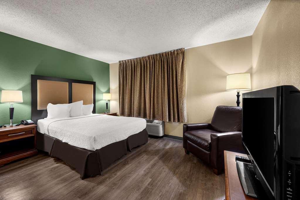 Suburban North I-45 Hotel 2*