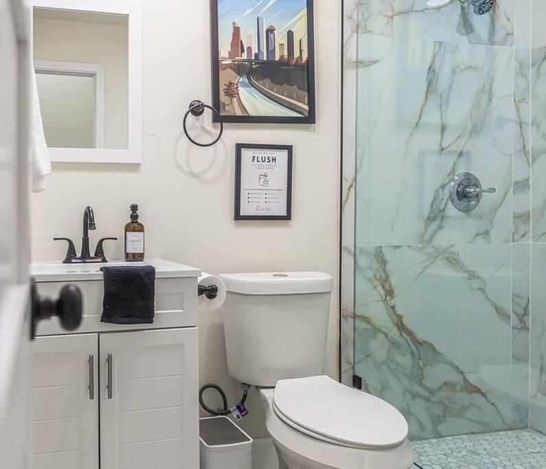 Hideaway With King Bed, Games, Prime Location Holiday home Houston