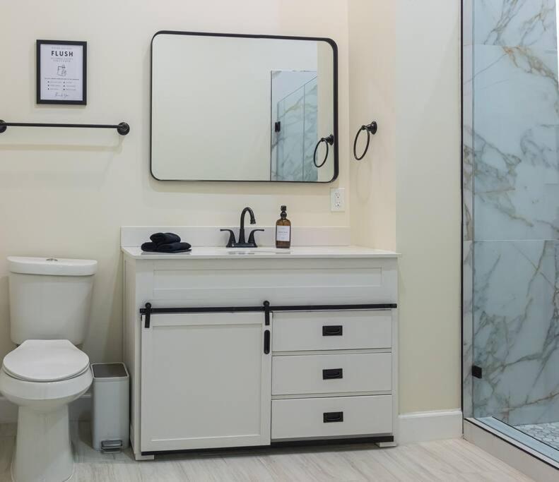 Hideaway With King Bed, Games, Prime Location Holiday home Houston