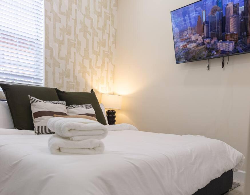 Holiday home Hideaway With King Bed, Games, Prime Location Houston