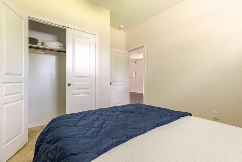 N-e-g House - Near David Wayne Hooks Airport Holiday home Houston