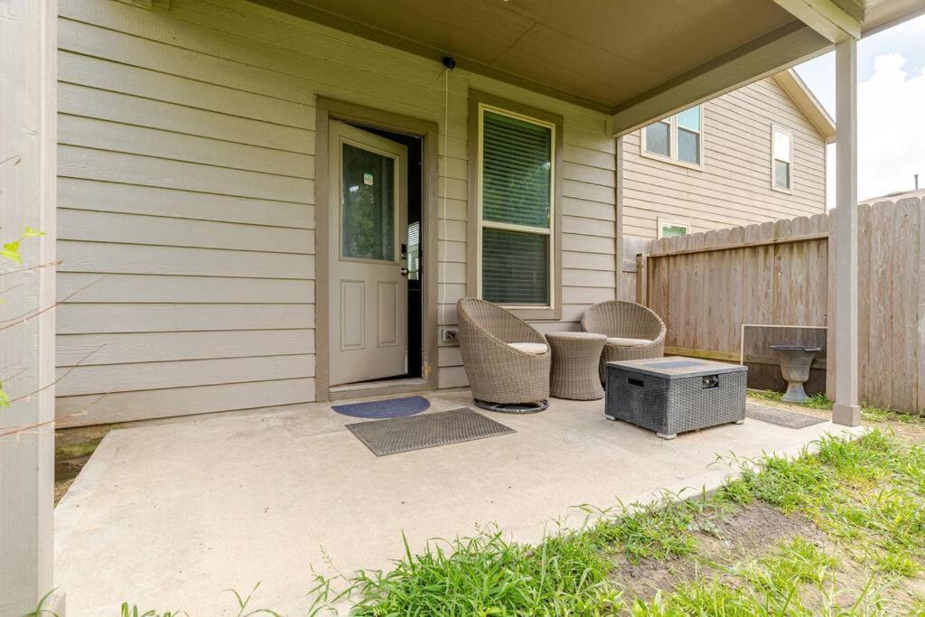 Holiday home N-e-g House - Near David Wayne Hooks Airport