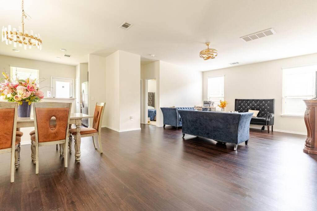 Holiday home N-e-g House - Near David Wayne Hooks Airport Houston