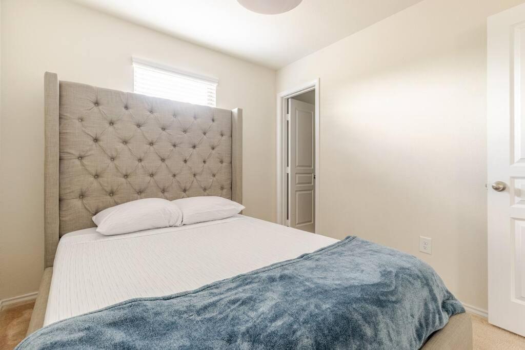 Holiday home N-e-g House - Near David Wayne Hooks Airport