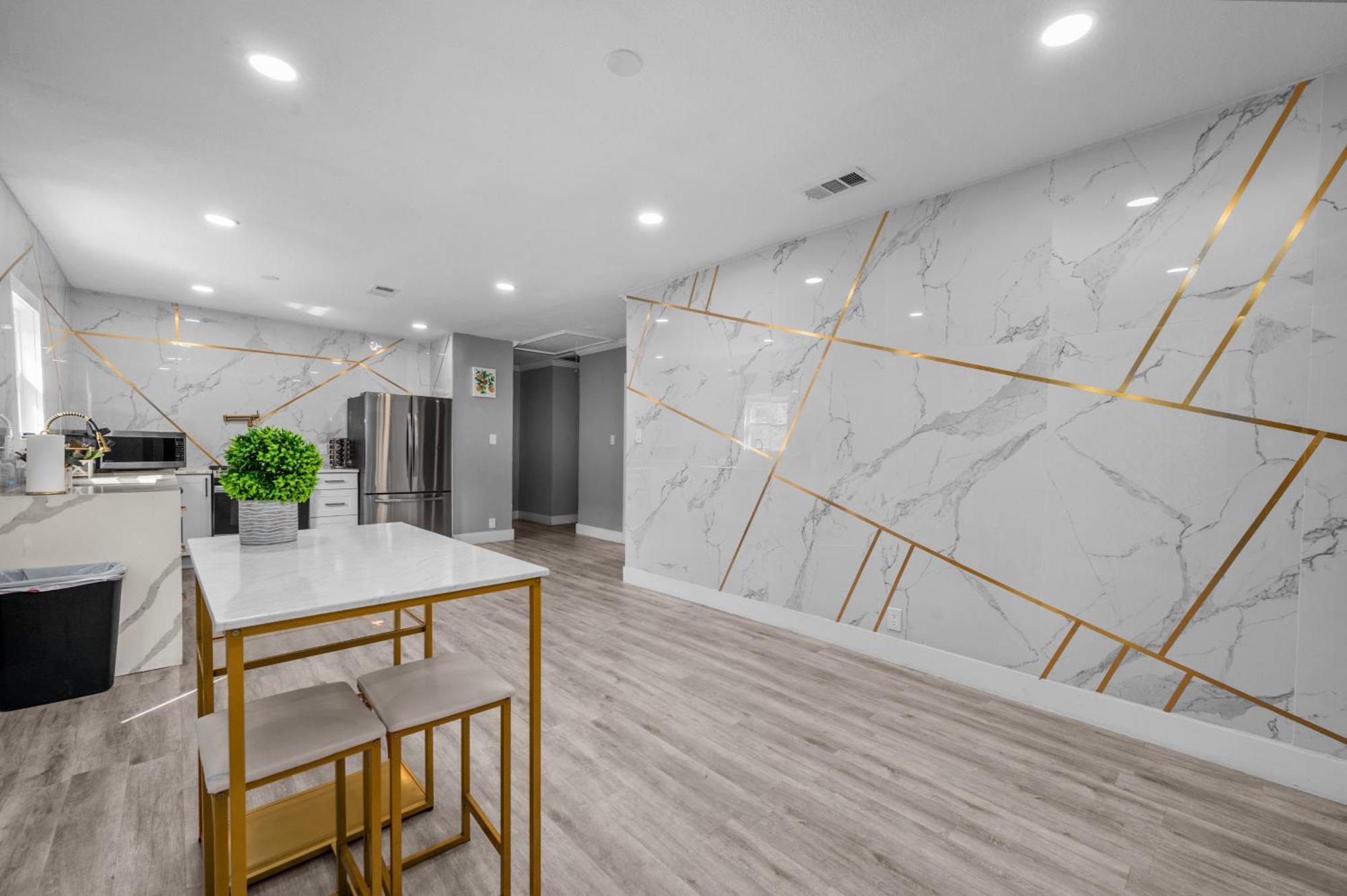 Modern & Spacious 3br Retreat On Prime Location Apartment Houston