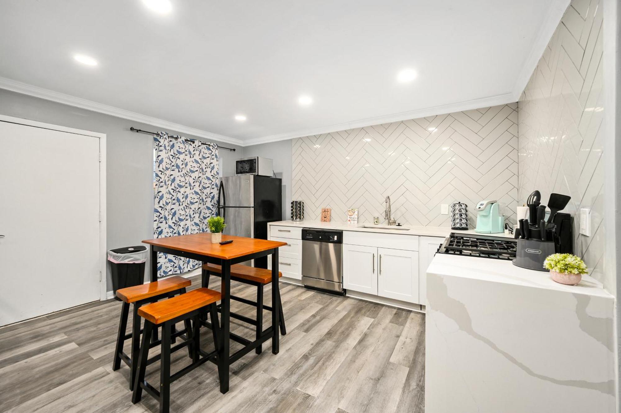 Bright And Modern 1br In Apartment