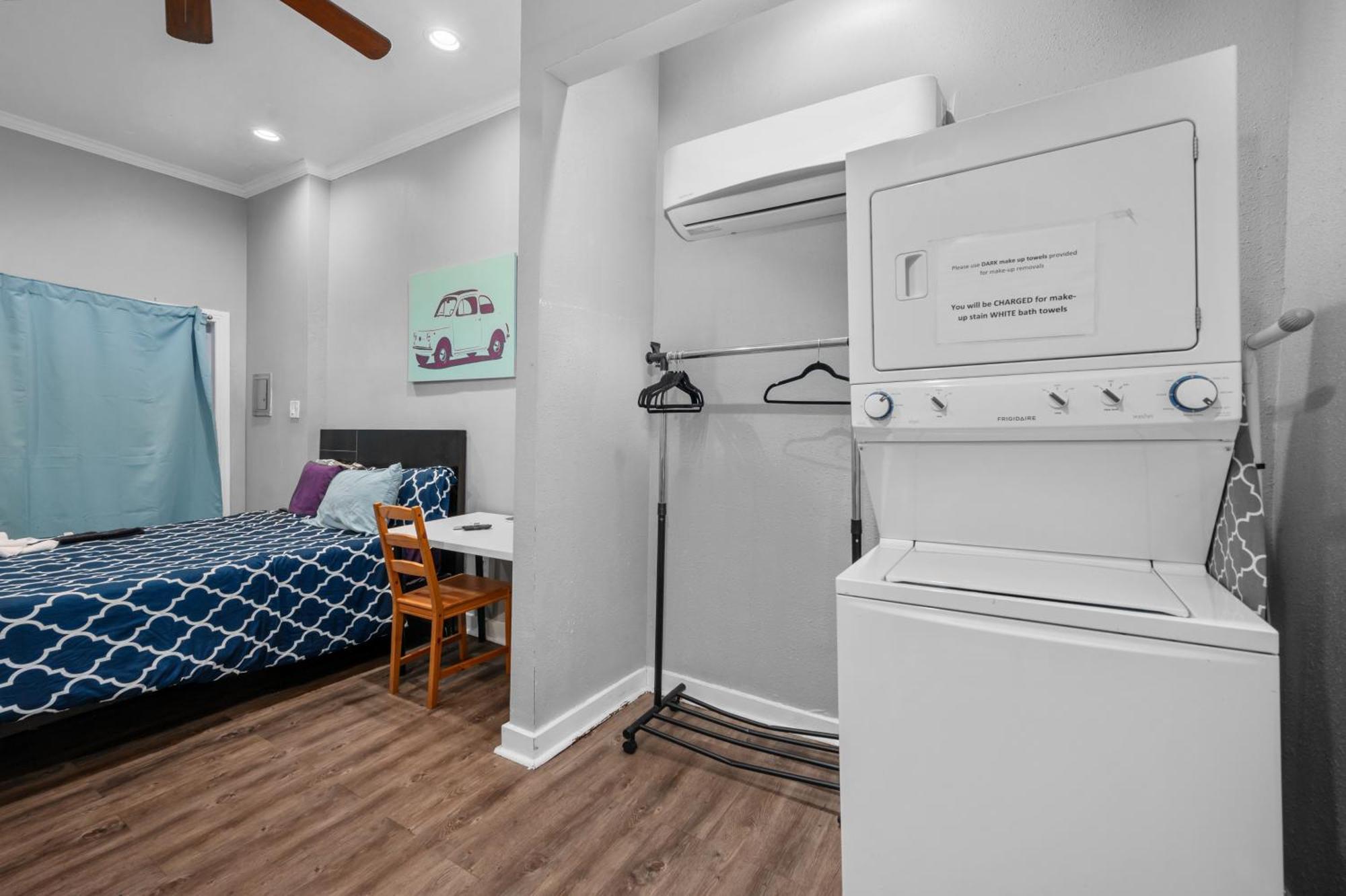Trendy Montrose 1br Apartment