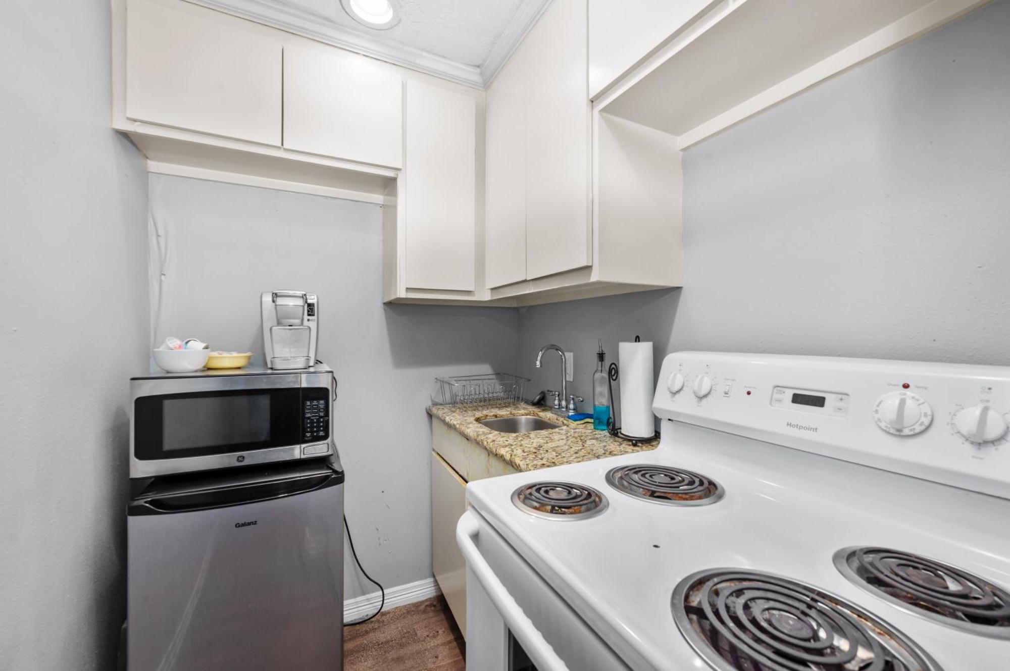 Trendy Montrose 1br Apartment *