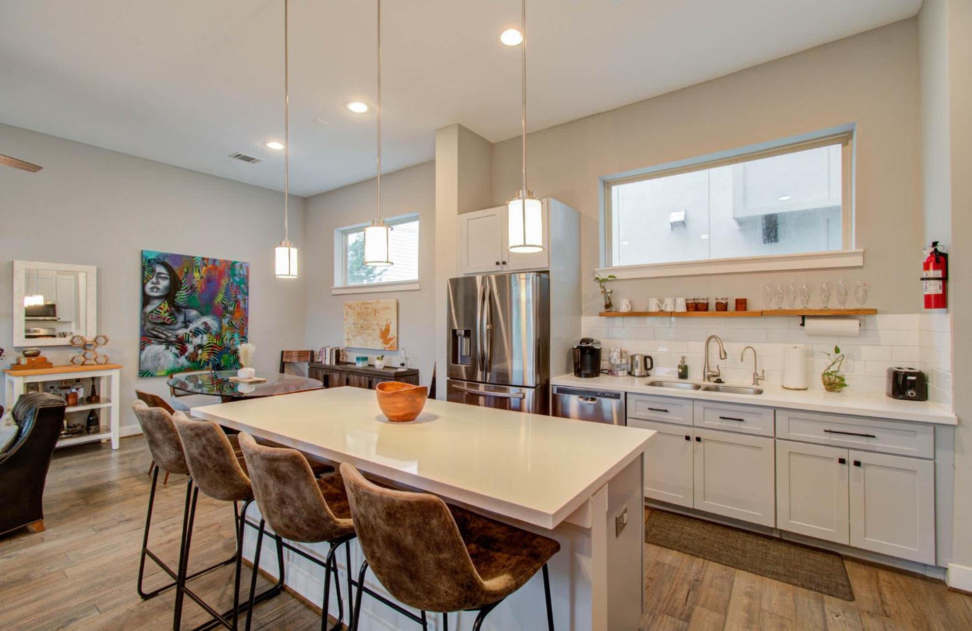 Modern Luxury 3-bd Mins To Dt W Rooftop Holiday home Houston