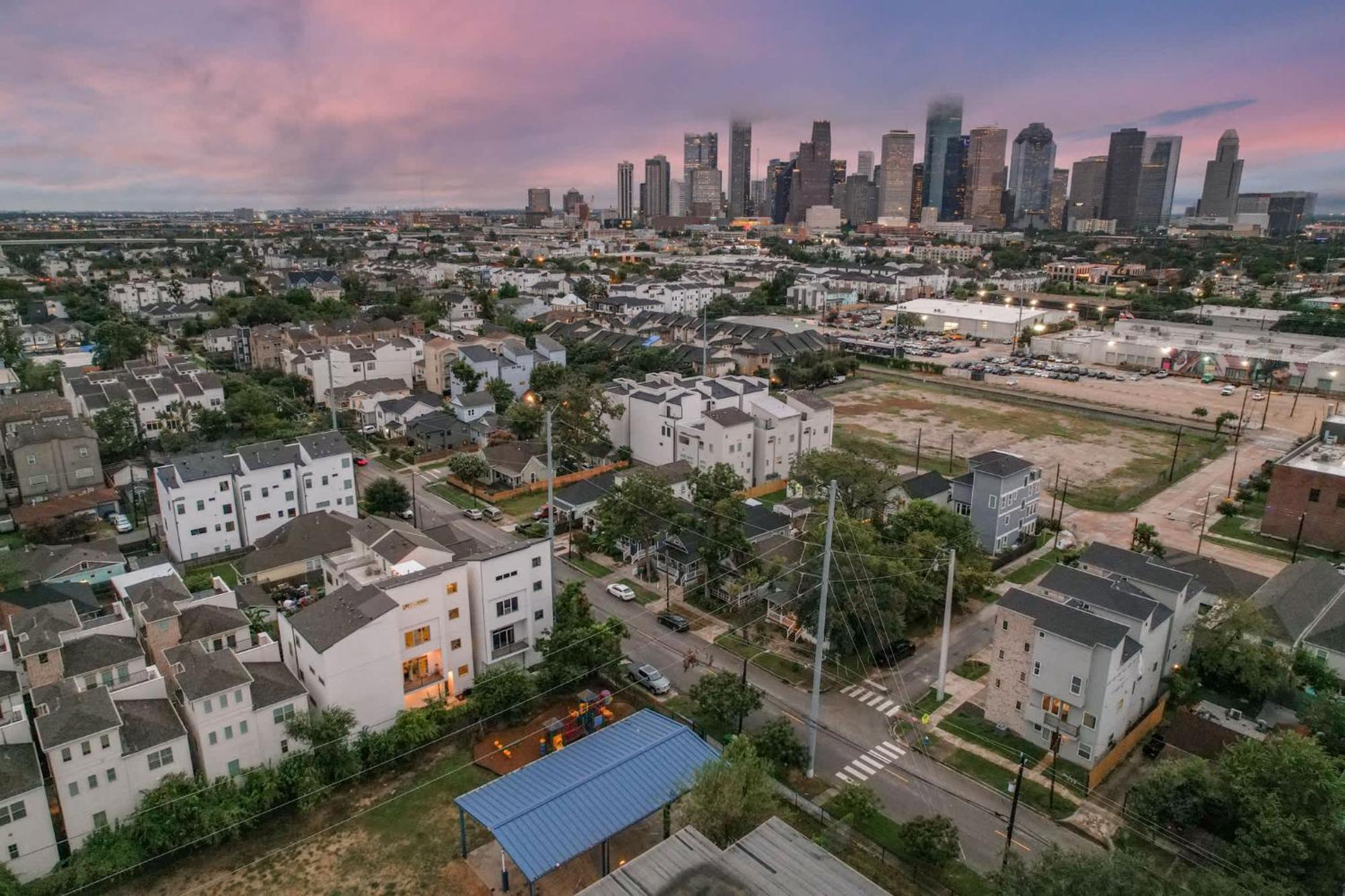 Modern Luxury 3-bd Mins To Dt W Rooftop Houston