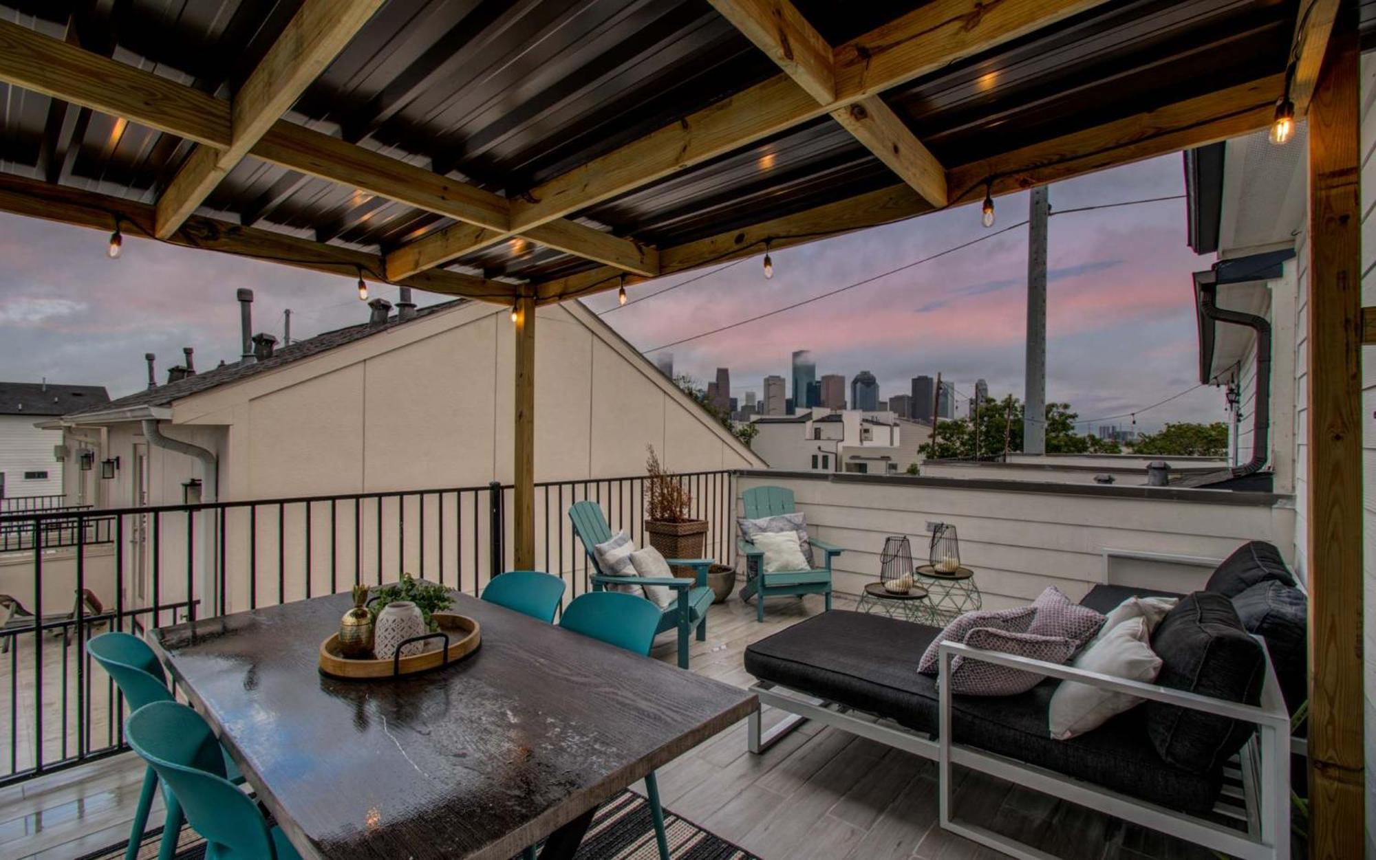 Modern Luxury 3-bd Mins To Dt W Rooftop Holiday home *