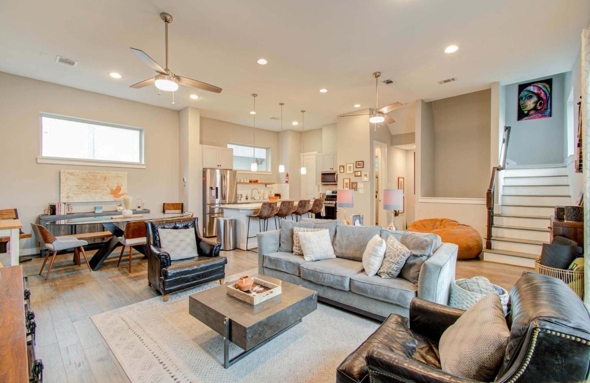 Modern Luxury 3-bd Mins To Dt W Rooftop Holiday home Houston