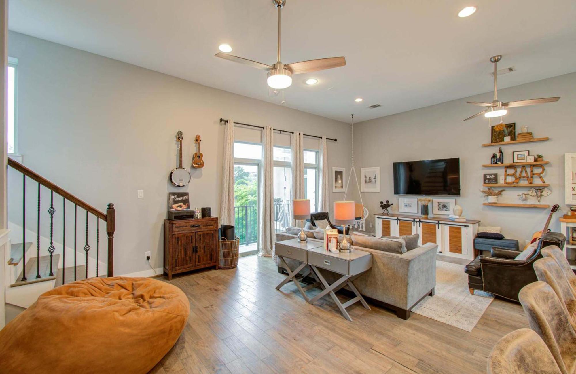 Modern Luxury 3-bd Mins To Dt W Rooftop Holiday home *