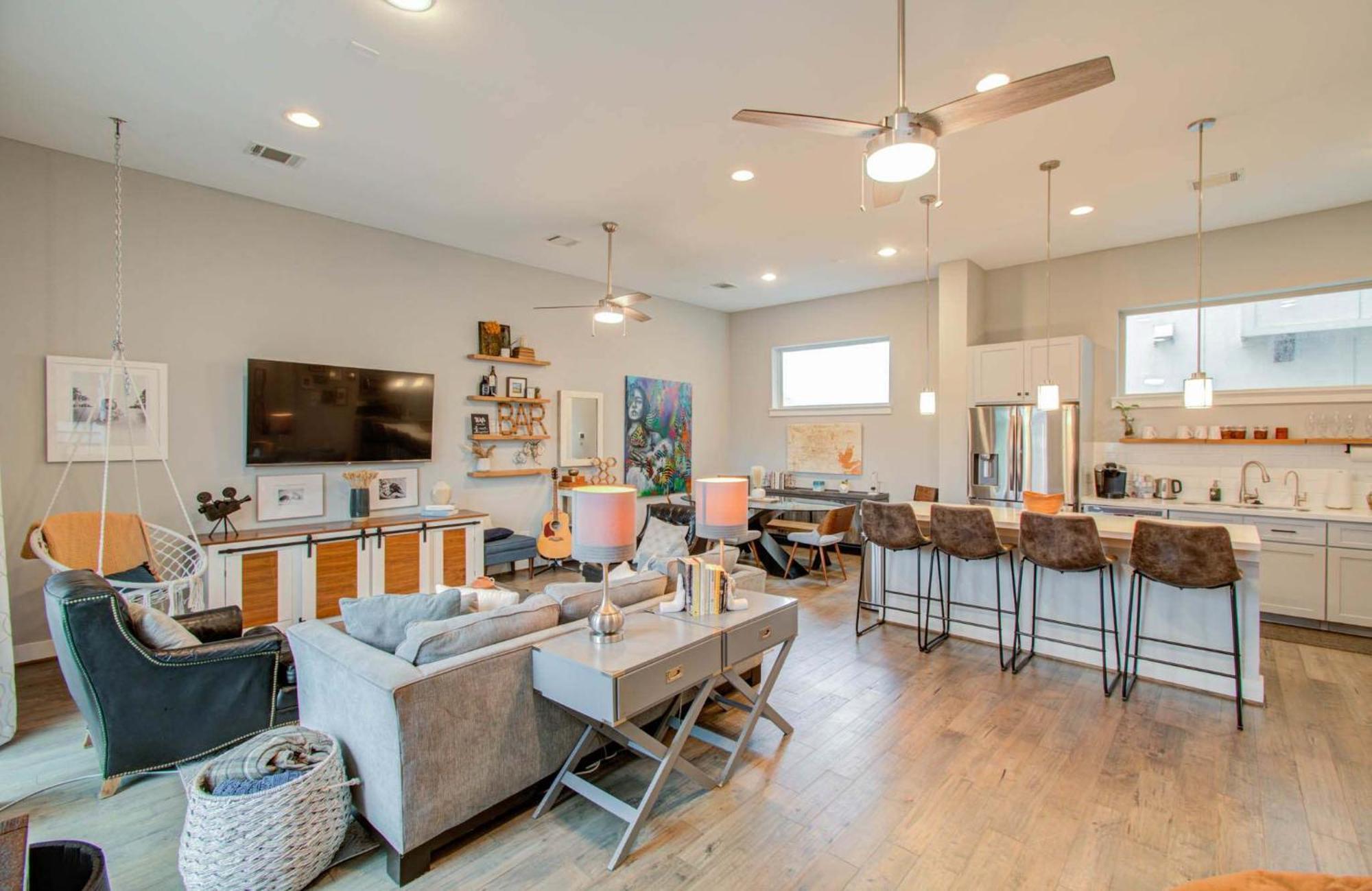 Modern Luxury 3-bd Mins To Dt W Rooftop Holiday home Houston