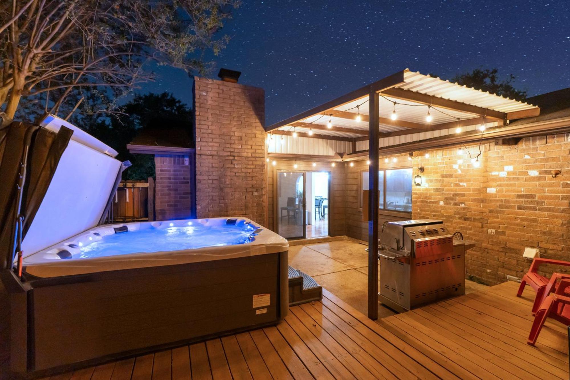 3 Bed With Luxury Hot Tub, Deck, Wifi And Arcade Games Houston
