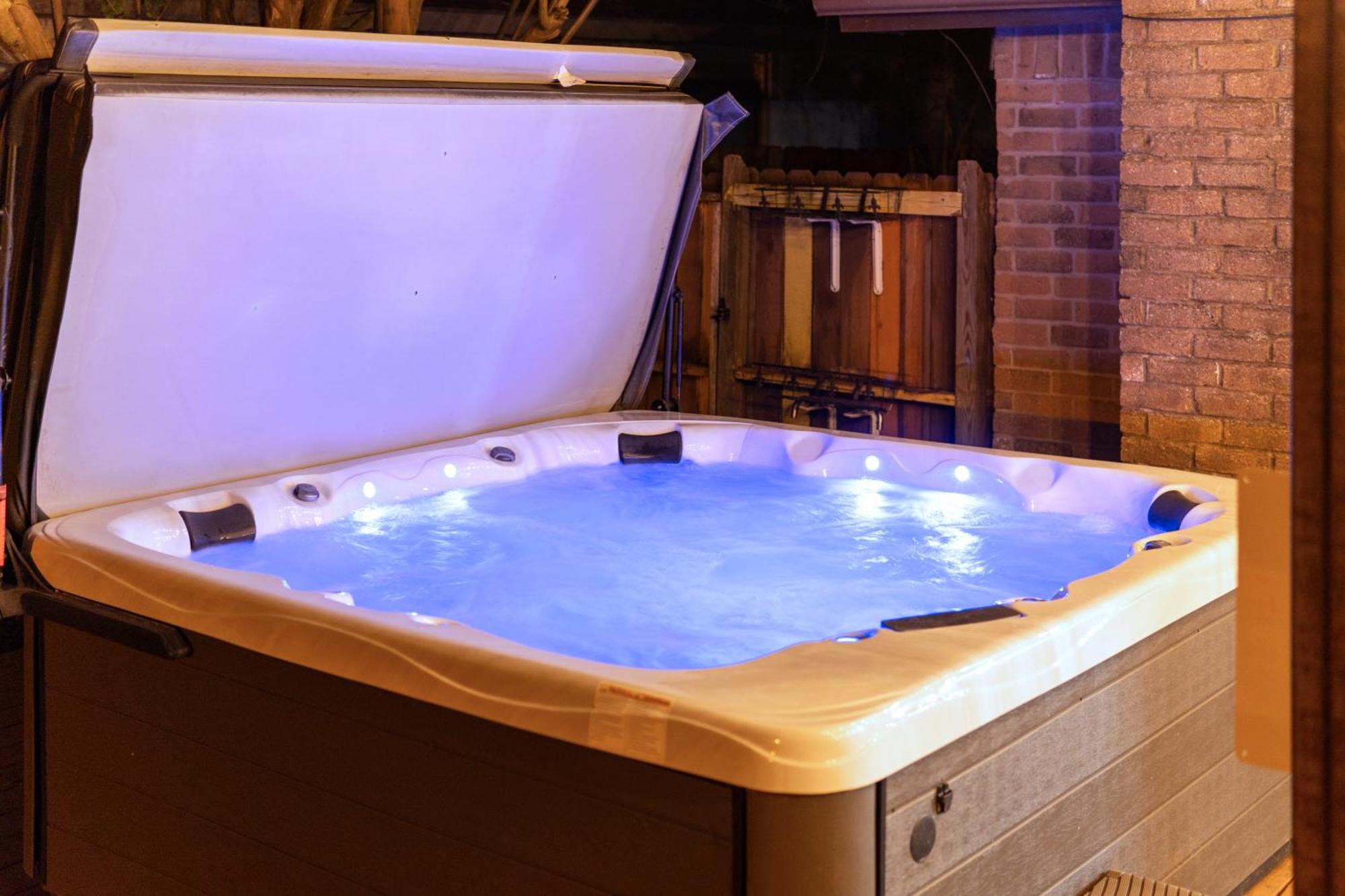 3 Bed With Luxury Hot Tub, Deck, Wifi And Arcade Games