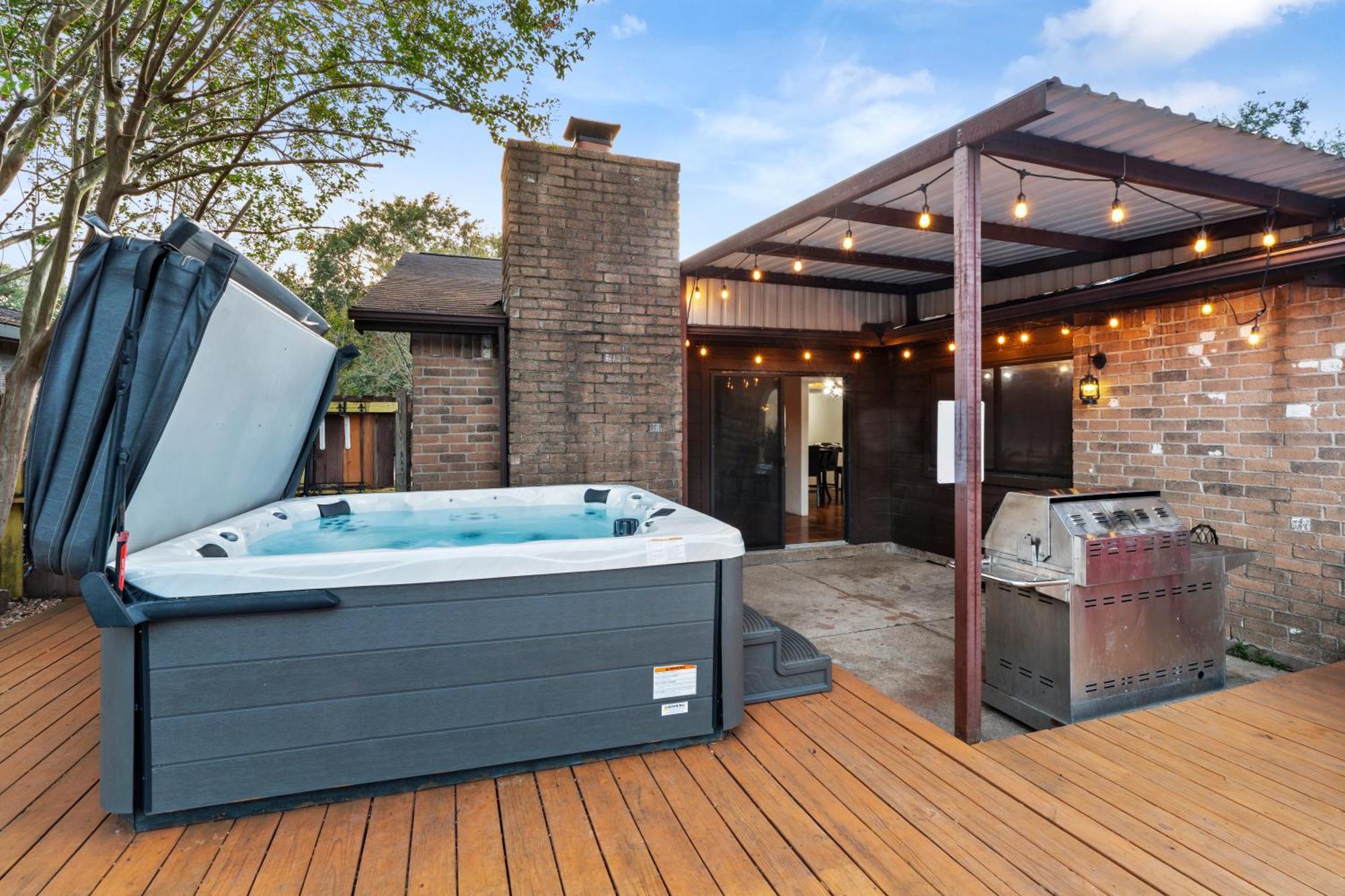 3 Bed With Luxury Hot Tub, Deck, Wifi And Arcade Games Houston