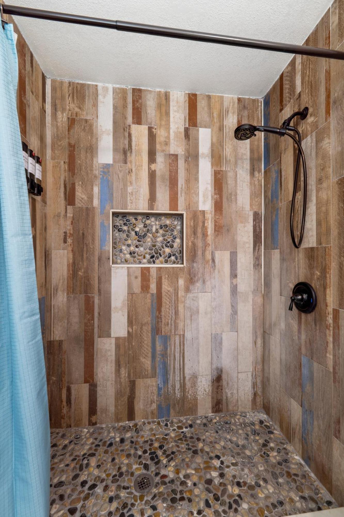3 Bed With Luxury Hot Tub, Deck, Wifi And Arcade Games