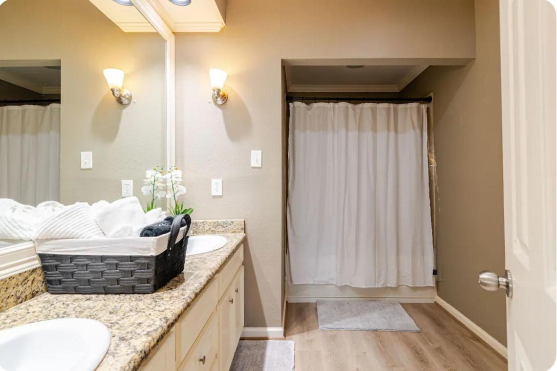 3bed2bath Getaway Near Sports, Shops And Midtown Houston