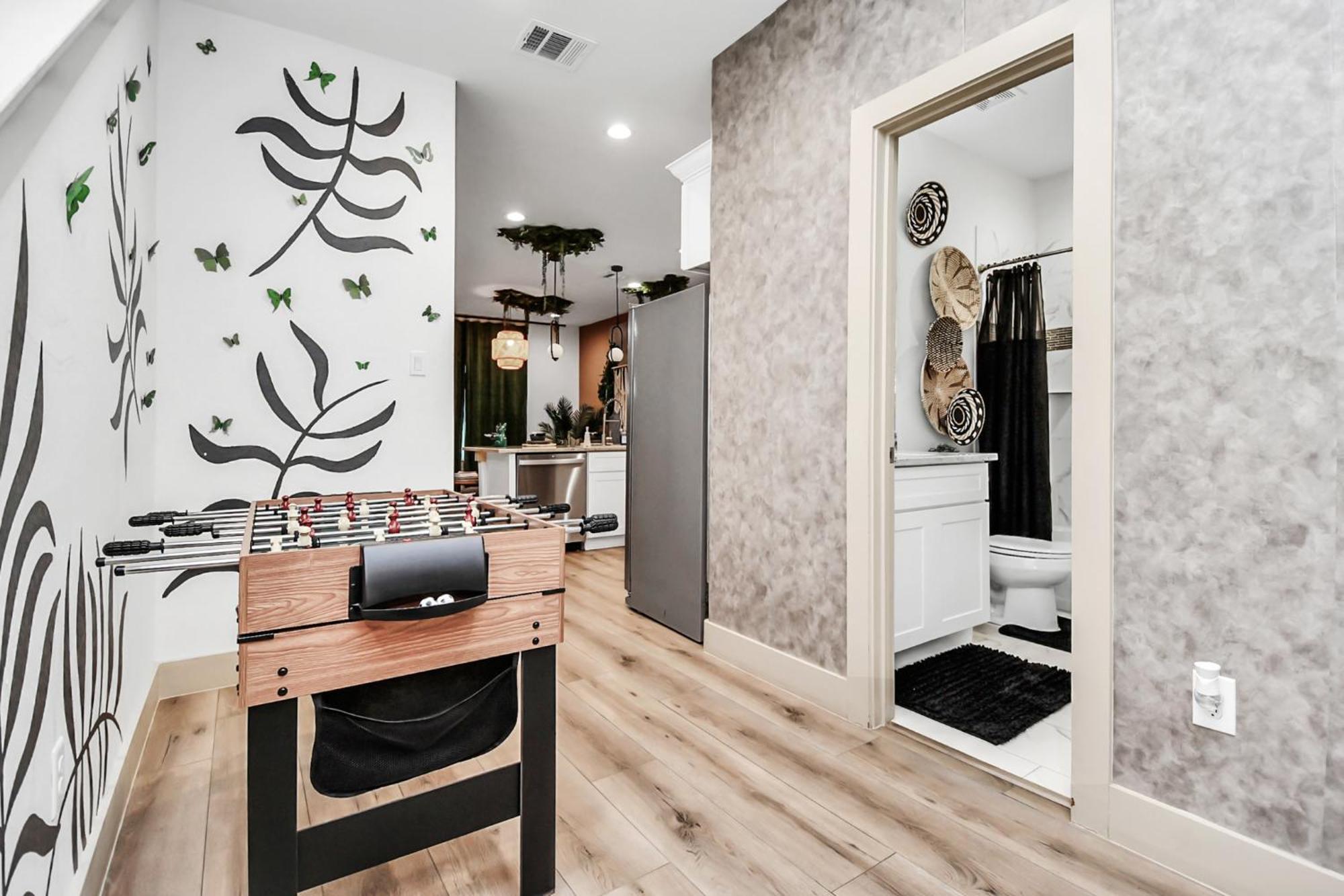 2 Homes! Sleeps 18, Games, Gated Parking & More! Apartment *