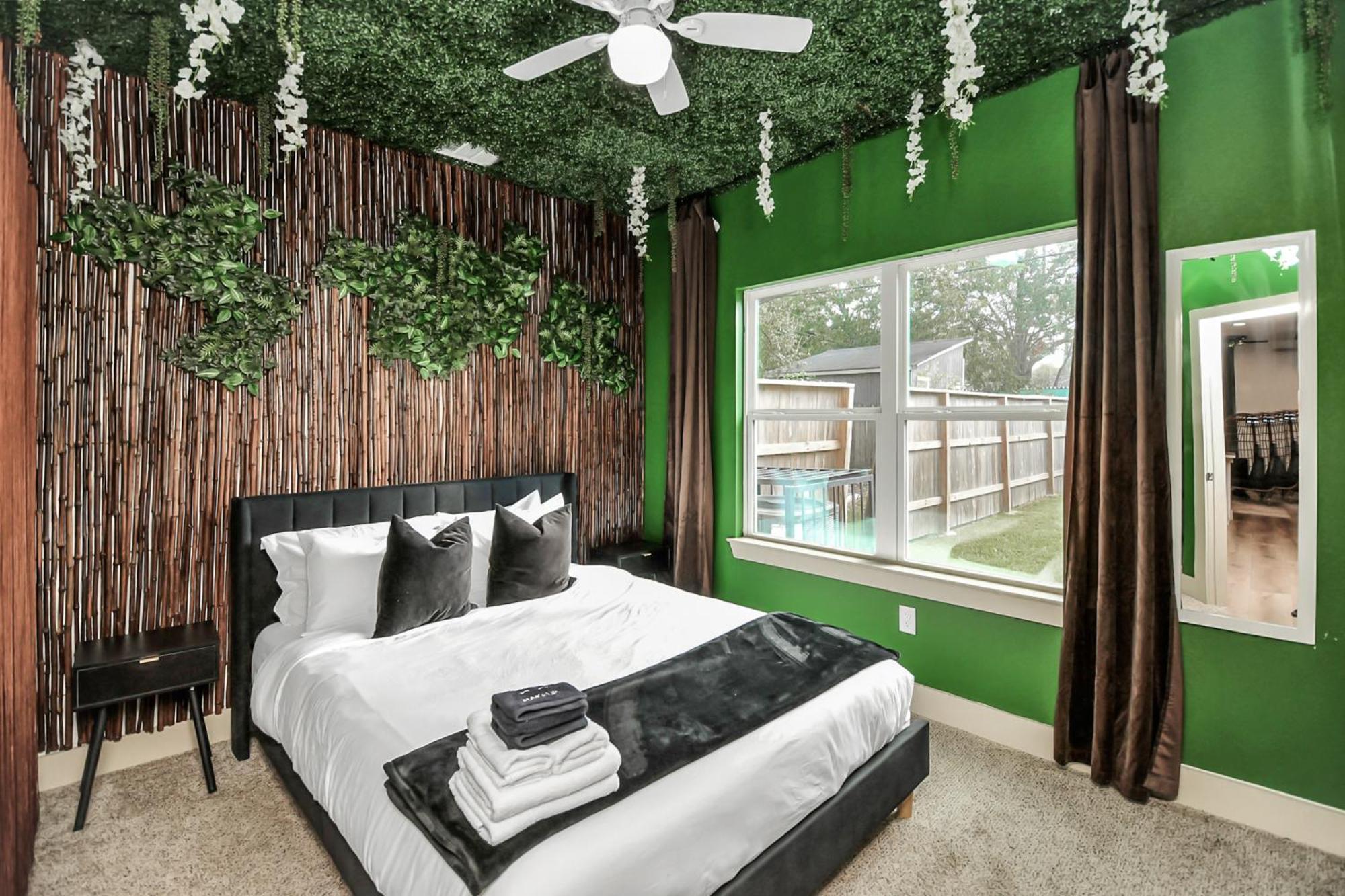 2 Homes! Sleeps 18, Games, Gated Parking & More! * Houston