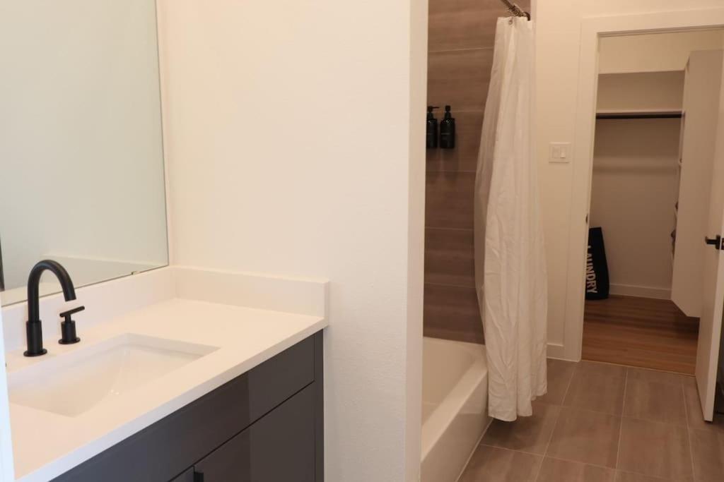 Holiday home 4bd Urban Retreat Prime Location *