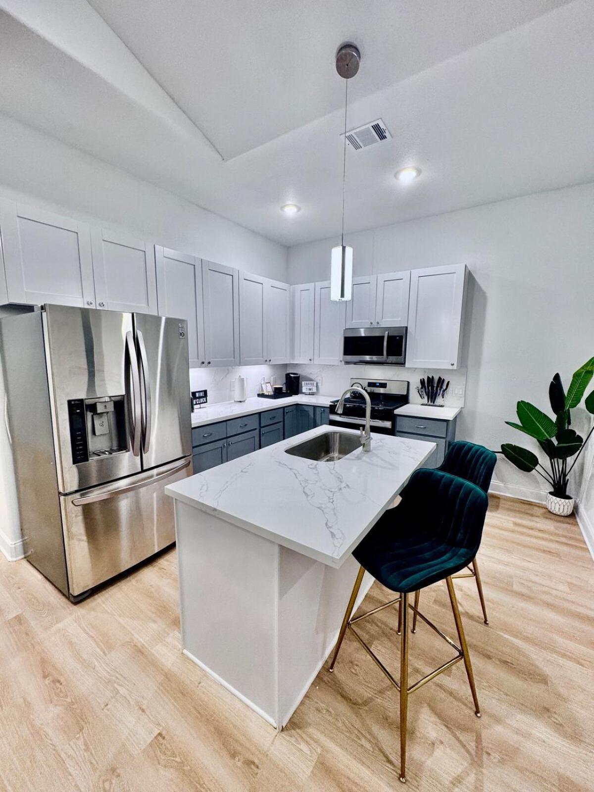 New Build! 3bed Med Center - 10 Min To Downtown