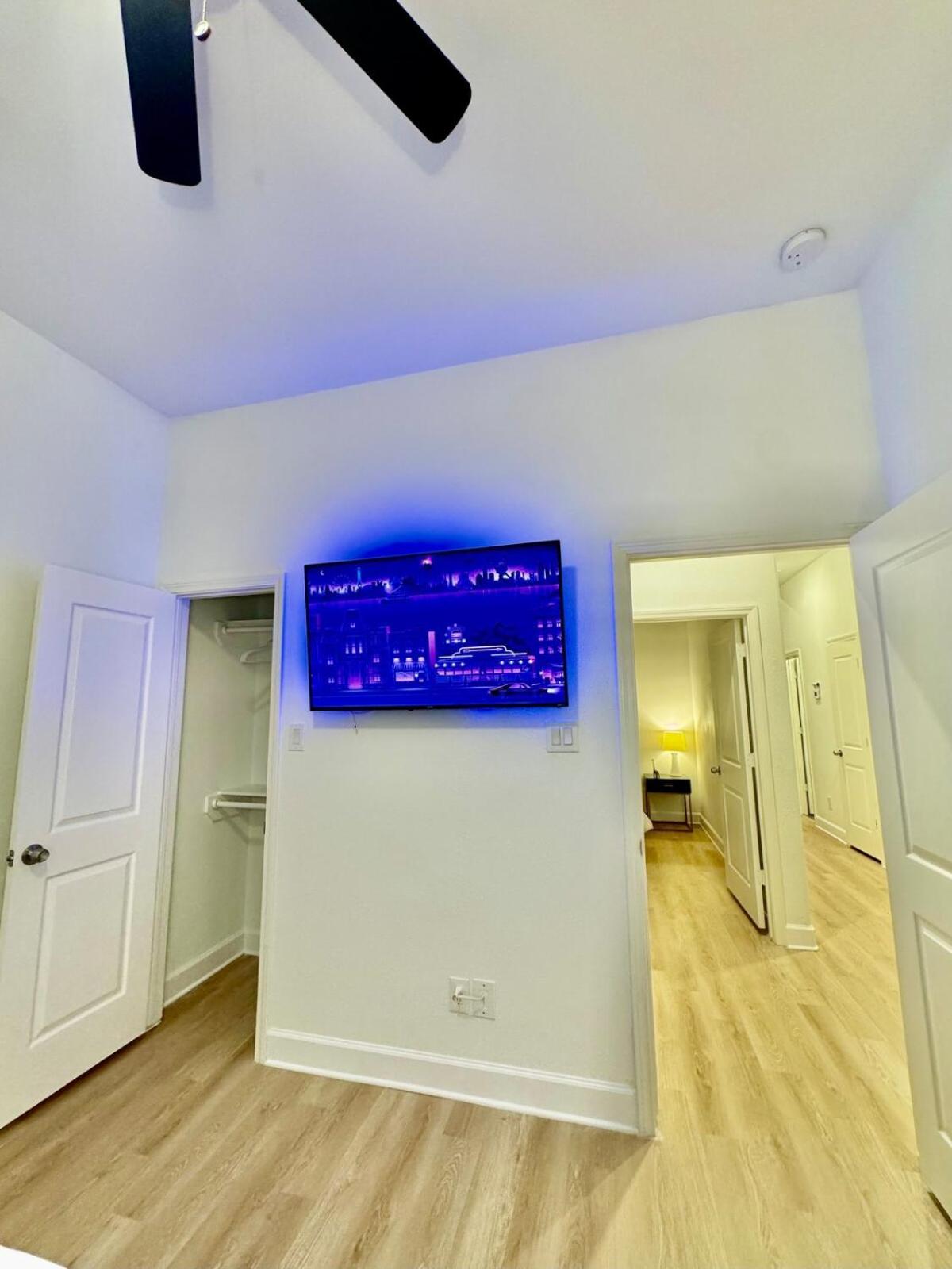 New Build! 3bed Med Center - 10 Min To Downtown *