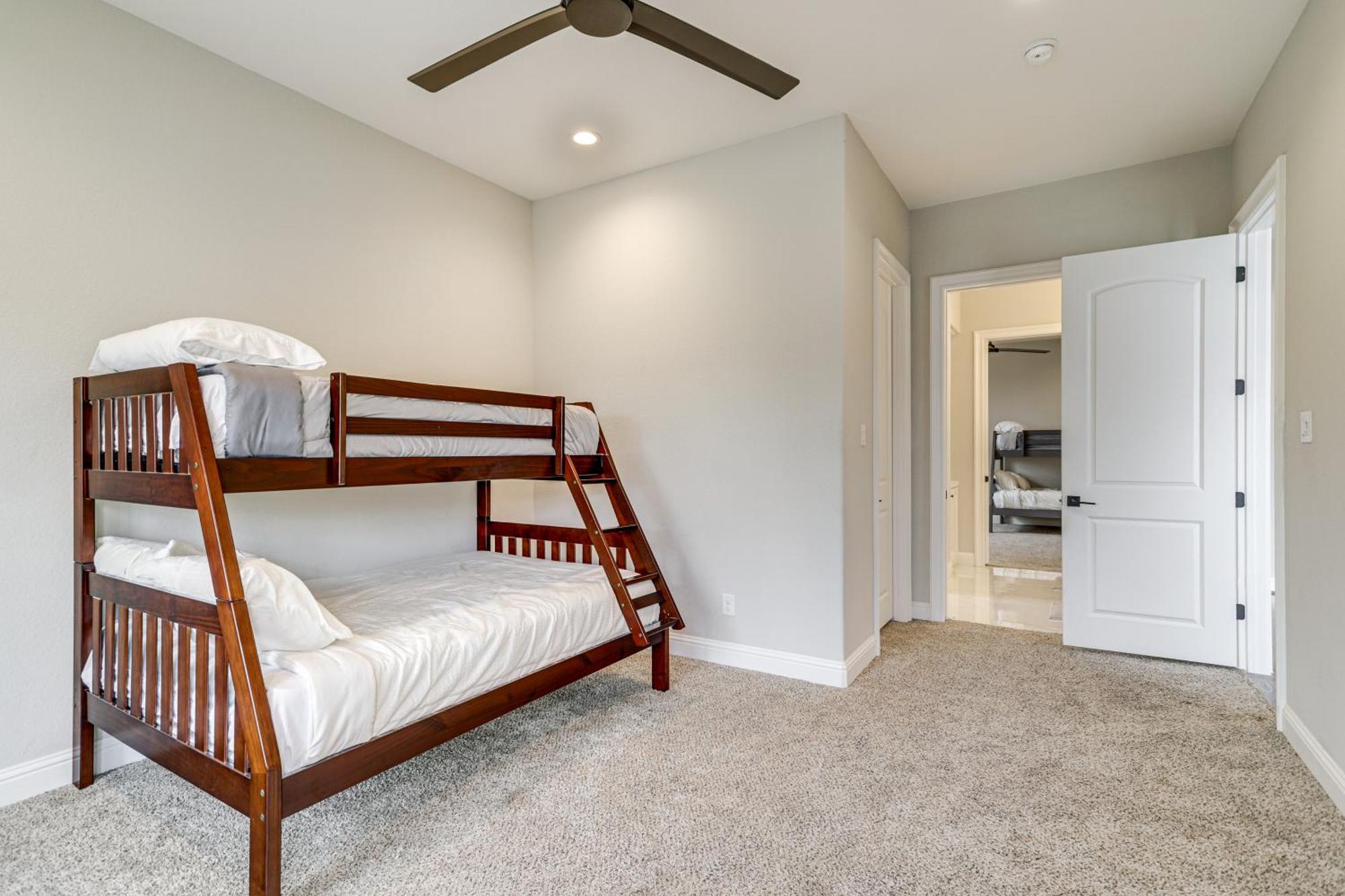 9 Mi To Downtown Spacious Group Getaway Holiday home