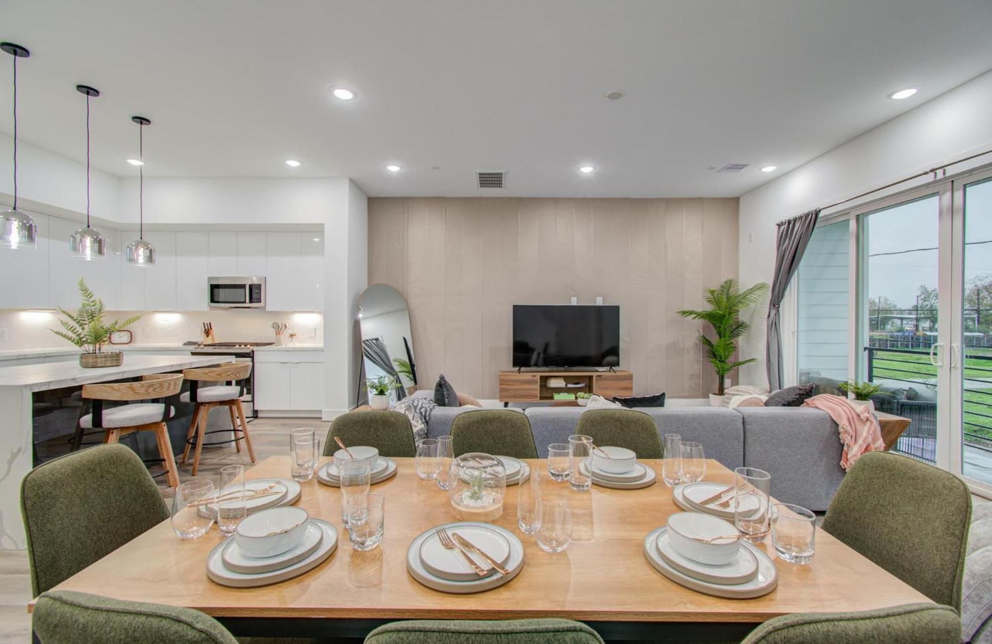 Holiday home Eco-chic Modern, King Bed, 3br, 10 Min To Nrg, Dntwn & Med Center, Inquire For Dscnt
