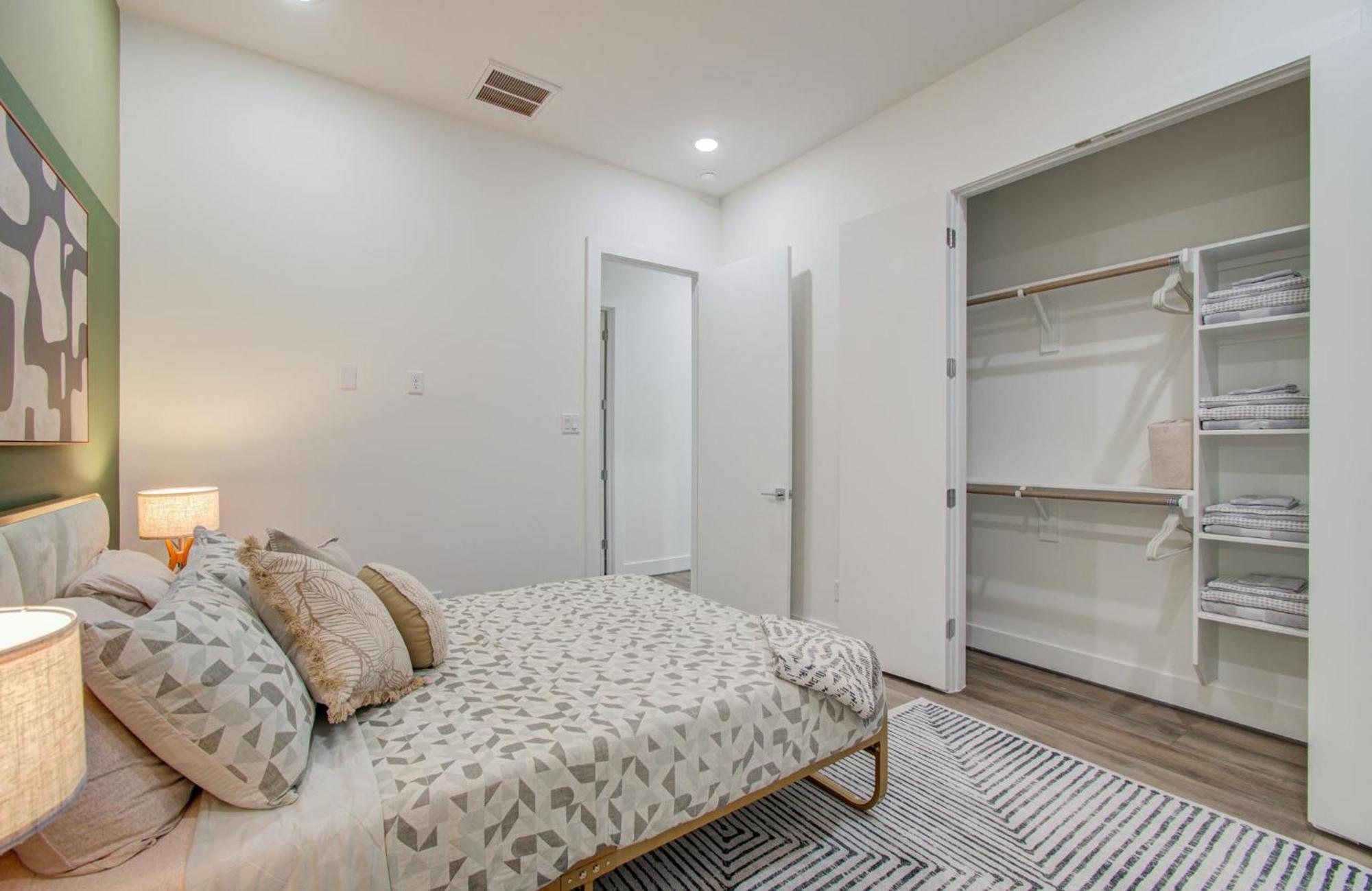 Holiday home Eco-chic Modern, King Bed, 3br, 10 Min To Nrg, Dntwn & Med Center, Inquire For Dscnt *