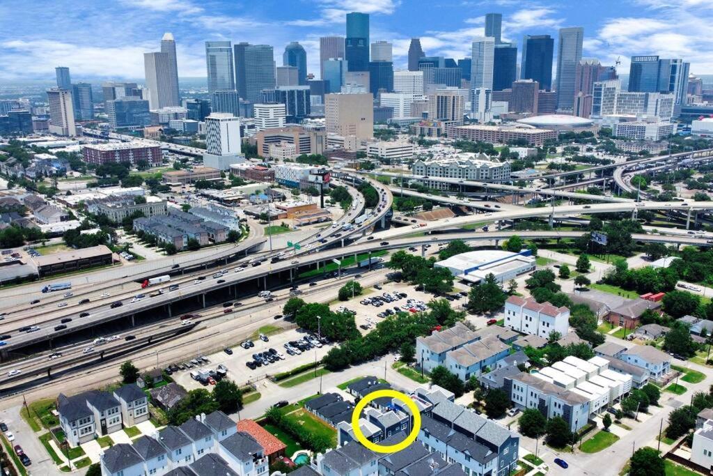 The Oasis Checkmate Stunning Rooftop With Views Houston