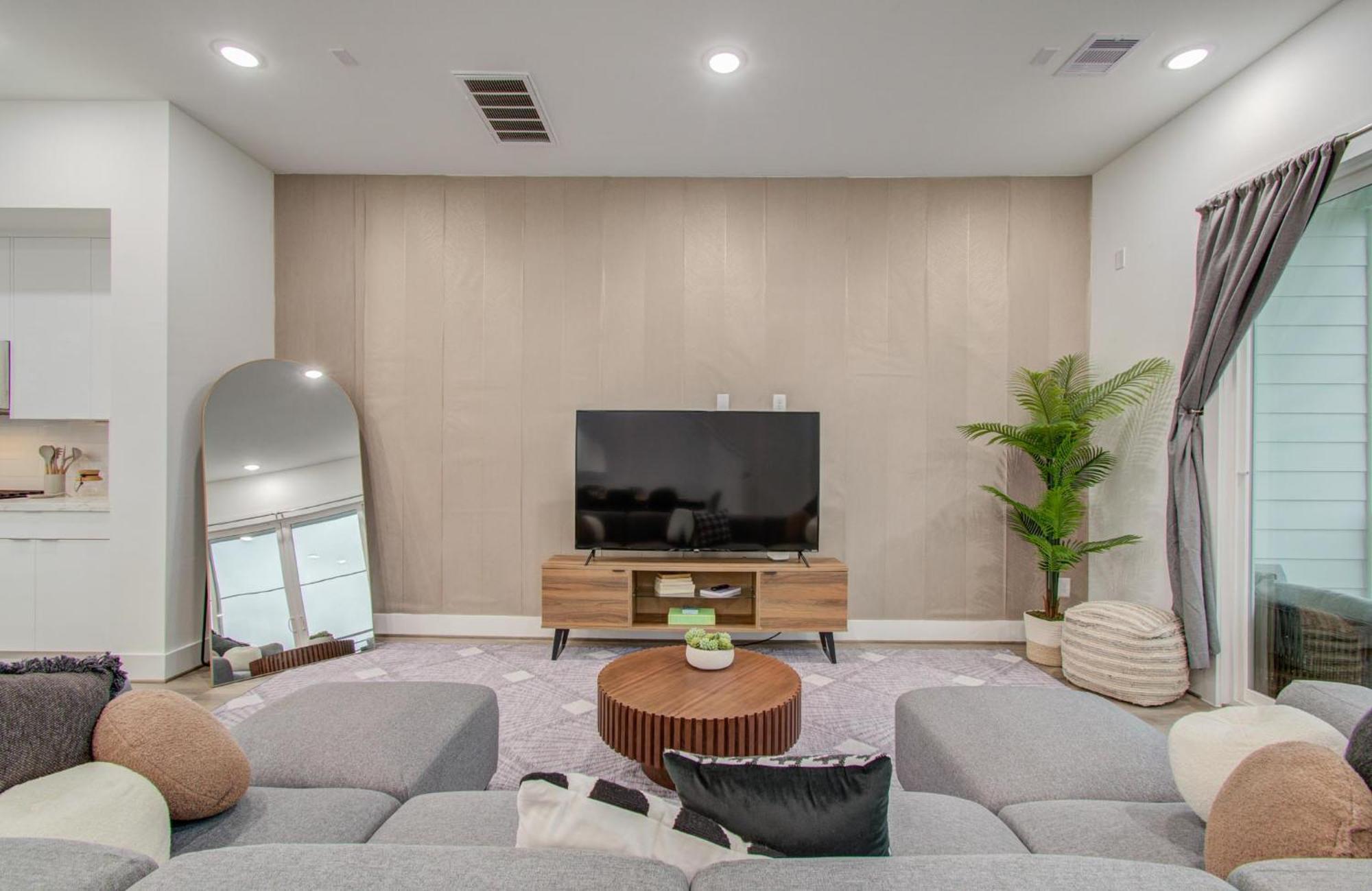 Eco-chic Modern, King Bed, 3br, 10 Min To Nrg, Dntwn & Med Center, Inquire For Dscnt *