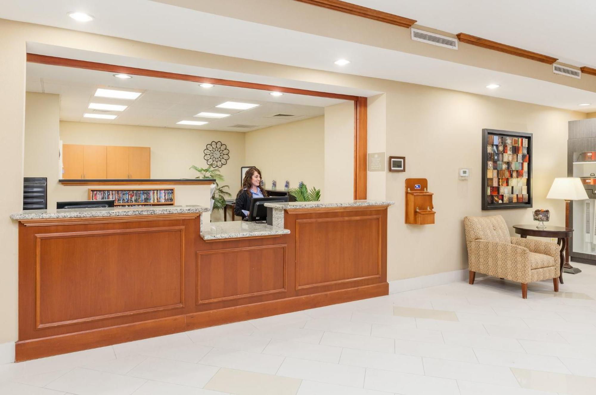 Candlewood I-10 East By Ihg Hotel 2*