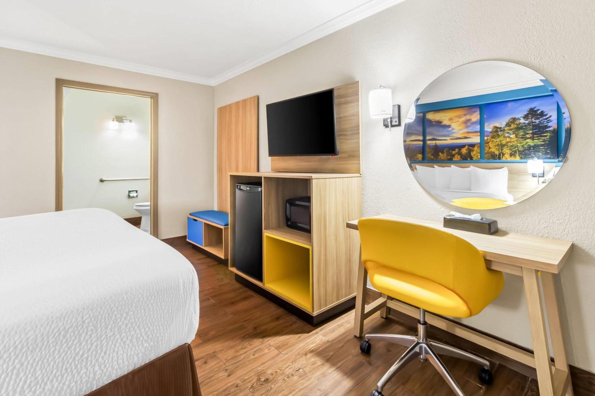 Days By Wyndham East 2*