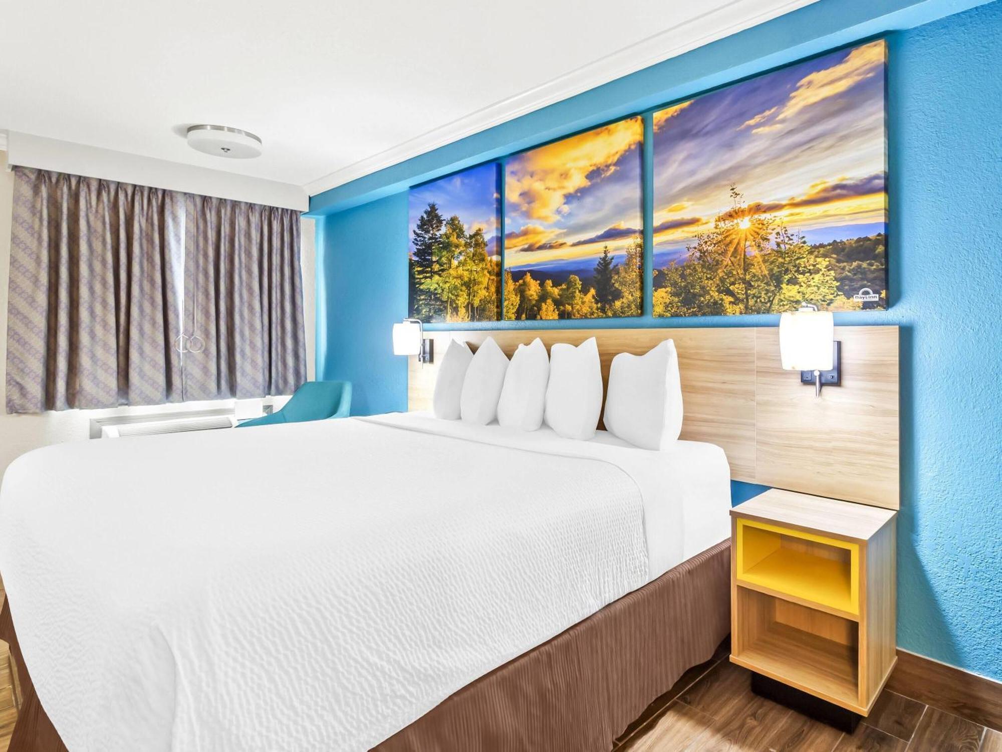 Days By Wyndham East Hotel