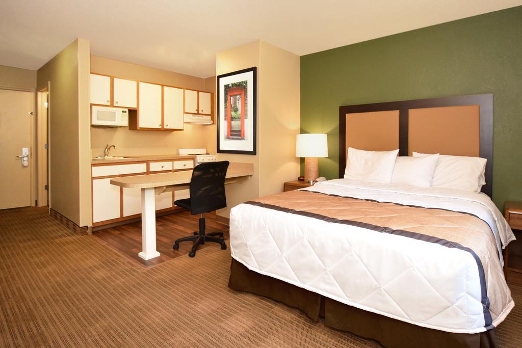 Suburban North I-45 Hotel