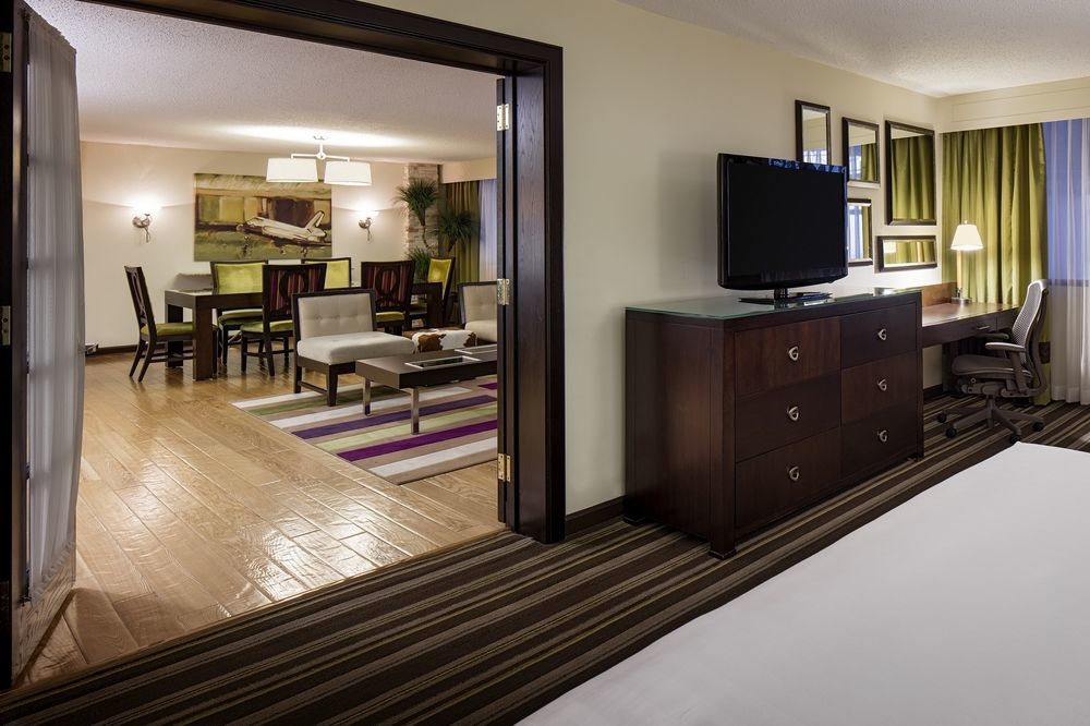 Sonesta Iah Airport Hotel 4*