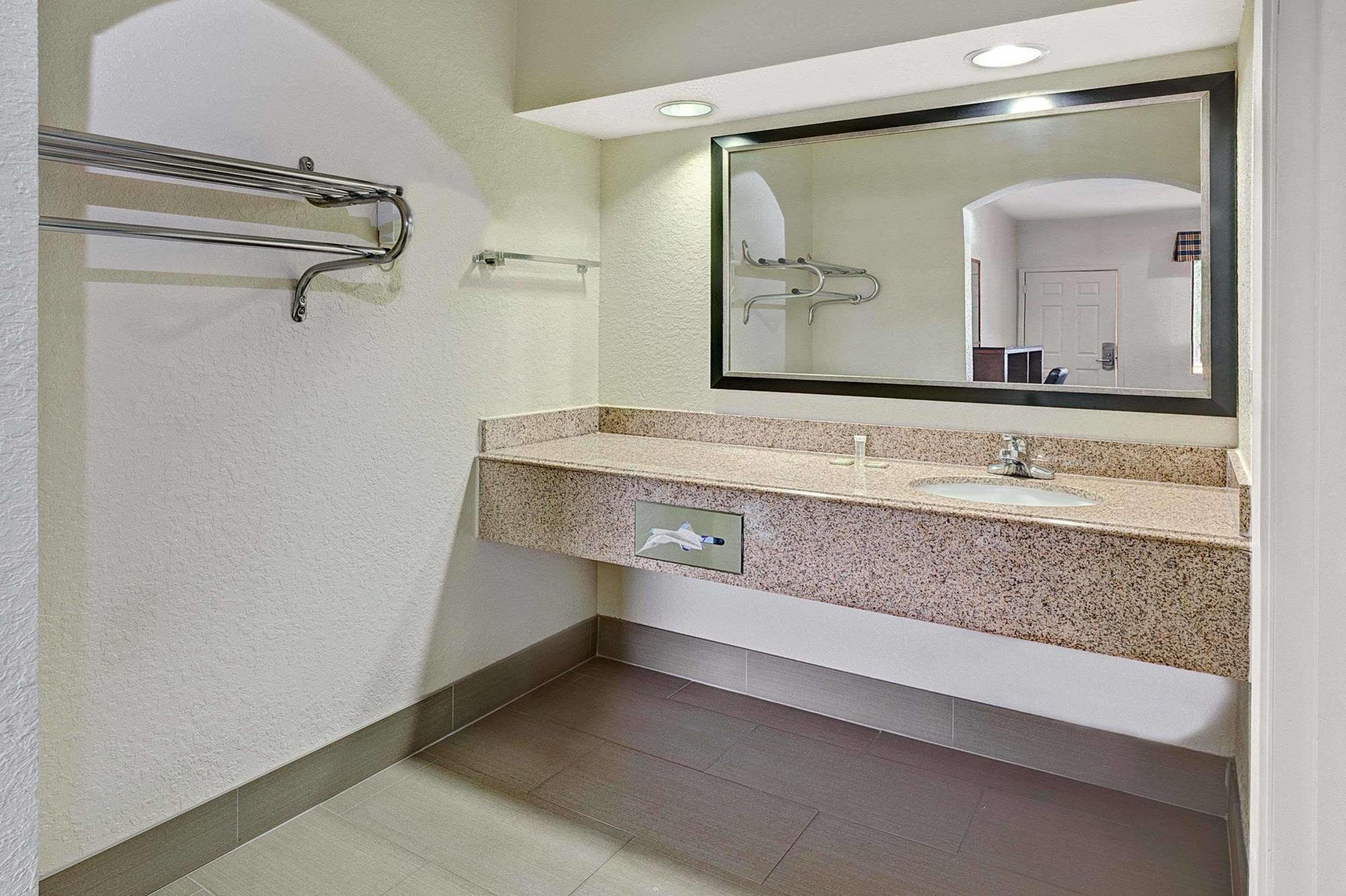 Hotel Super 8 By Wyndham Hobby Airport South Houston