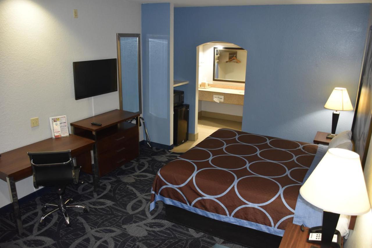 Super 8 By Wyndham Hobby Airport South