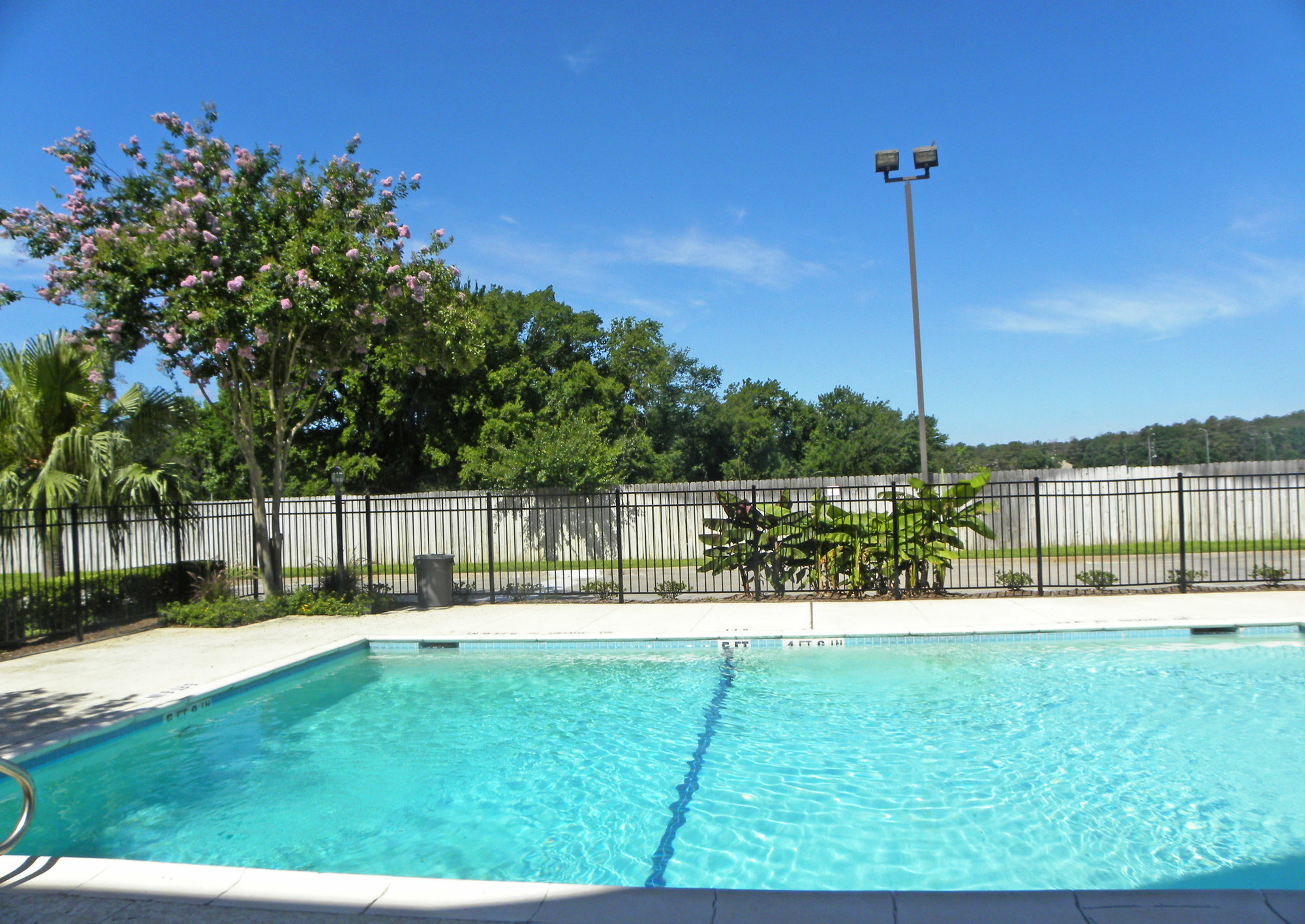 Suburban North I-45 Hotel